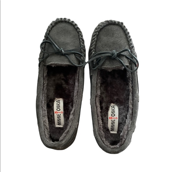 Minnetonka Charcoal Faux Fur Lined Moccasins (NEW IN BOX) - Picture 4 of 7